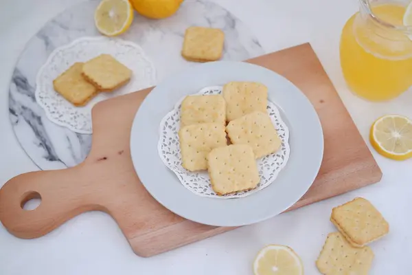 Kerupuk Renyah Dan Jus Lemon Pada Latar Belakang Putih — Stok Foto