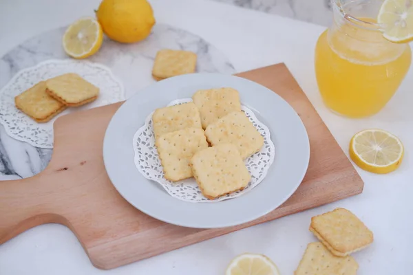 Kerupuk Renyah Dan Jus Lemon Pada Latar Belakang Putih — Stok Foto