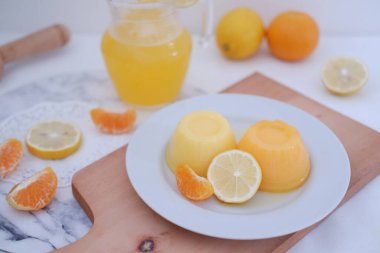 Taze limonlu portakal suyu ve beyaz arka planda portakal suyu..