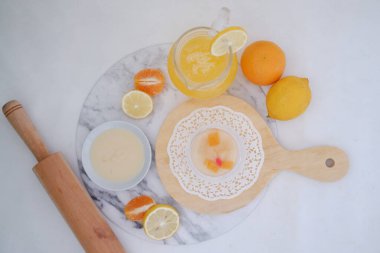  Limonlu yoğurt, portakal ve beyaz arka planda greyfurt.