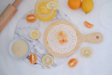  Limonlu yoğurt, portakal ve beyaz arka planda greyfurt.