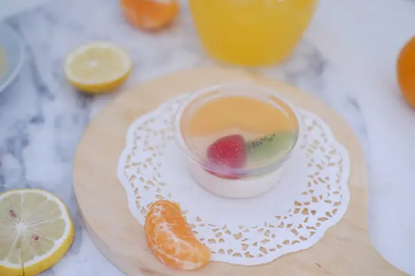Fruchtgelee Mit Orangensaft Zitrone Und Kiwi Auf Dem Tisch — Stockfoto