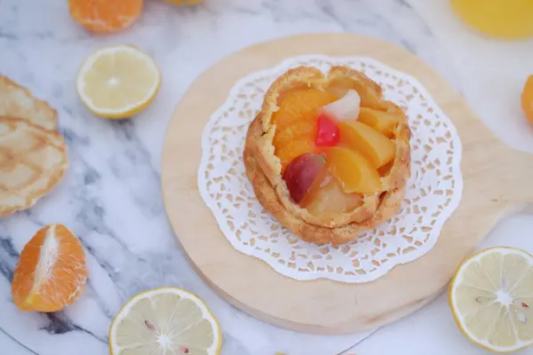 Hausgemachte Zitronentorte Mit Frischem Obst Und Orangensaft Auf Weißem Hintergrund — Stockfoto