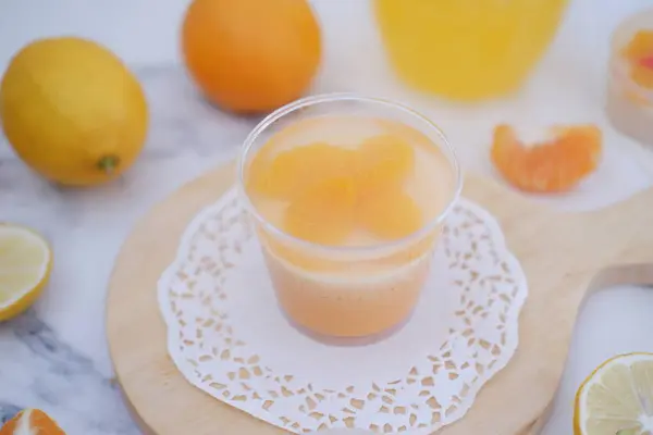 배경에 유리와 신선한 감귤류 과일에 신선한 오렌지 — 스톡 사진