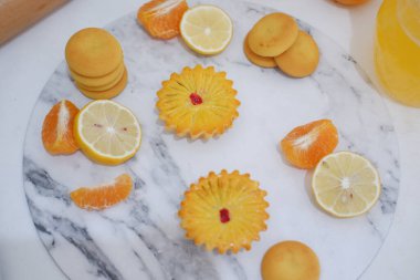 Taze limon ve mandalinalı limonlu turtalar..