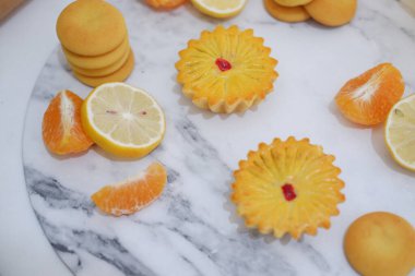 Taze limon ve mandalinalı limonlu turtalar..