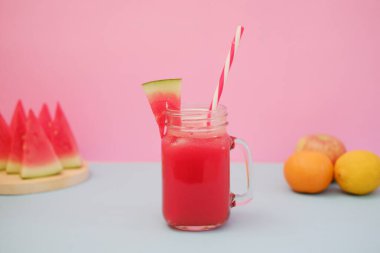 Arka planda pipetlerle cam bir kavanozda karpuz püresi