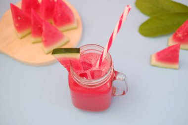 Arka planda pipetlerle cam bir kavanozda karpuz püresi