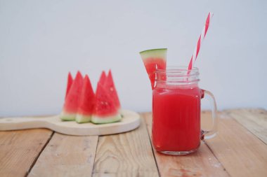 Arka planda pipetlerle cam bir kavanozda karpuz püresi