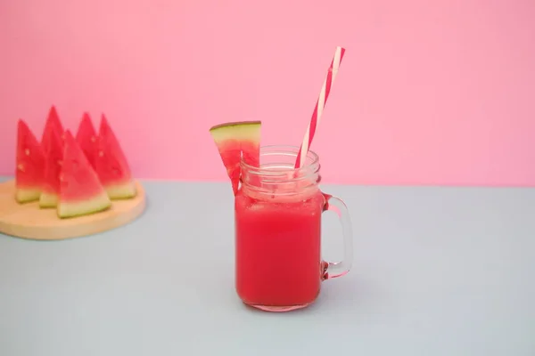 Semangka Smoothie Dalam Botol Kaca Dengan Sedotan Sebagai Latar Belakang — Stok Foto