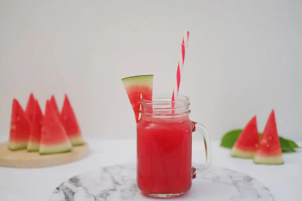 Watermeloen Smoothie Een Glazen Pot Met Rietjes Als Achtergrond — Stockfoto