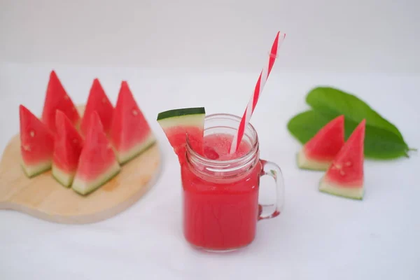 Semangka Smoothie Dalam Botol Kaca Dengan Sedotan Sebagai Latar Belakang — Stok Foto