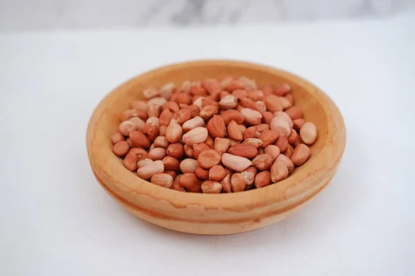 Close Amendoins Uma Tigela Madeira Fundo Branco — Fotografia de Stock