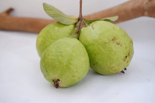 Γκουάβα Φρούτα Άσπρο Φόντο — Φωτογραφία Αρχείου