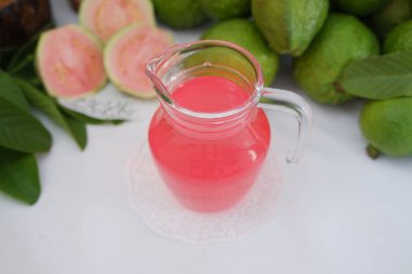 Bardakta taze guava suyu ve taze guava meyvesi..