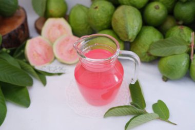 Bardakta taze guava suyu ve taze guava meyvesi..