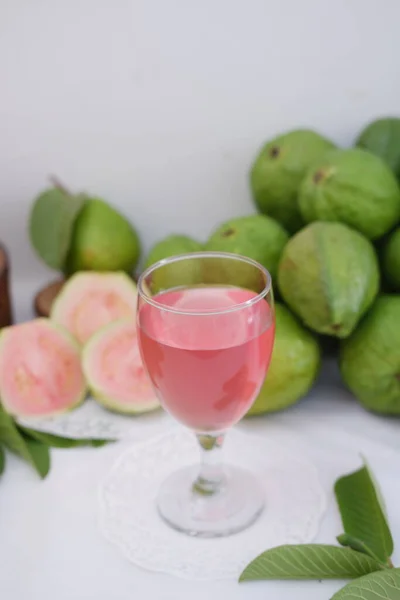 Świeży Sok Guawy Szklance Świeże Owoce Guawy — Zdjęcie stockowe