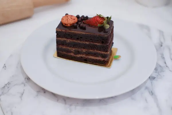 접시에 딸기와 마카롱과 초콜릿 케이크 — 스톡 사진
