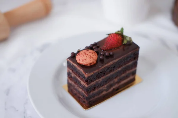 Кусок Шоколадного Торта Клубникой Макаронами Белой Тарелке — стоковое фото