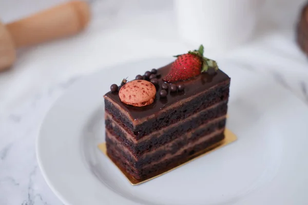 Кусок Шоколадного Торта Клубникой Макаронами Белой Тарелке — стоковое фото