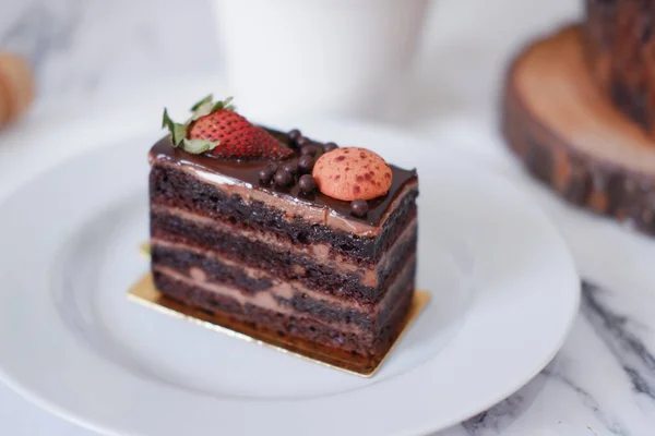 Bucată Tort Ciocolată Căpșuni Macaroane Farfurie Albă — Fotografie, imagine de stoc