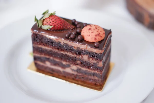 Κομμάτι Κέικ Σοκολάτας Φράουλες Και Αμυγδαλωτά Λευκό Πιάτο — Φωτογραφία Αρχείου