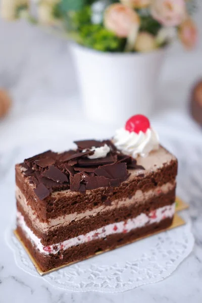 Schokoladenkuchen Mit Schlagsahne Und Kirschen Auf Weißem Marmorhintergrund — Stockfoto