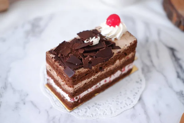 Schokoladenkuchen Mit Schlagsahne Und Kirschen Auf Weißem Marmorhintergrund — Stockfoto