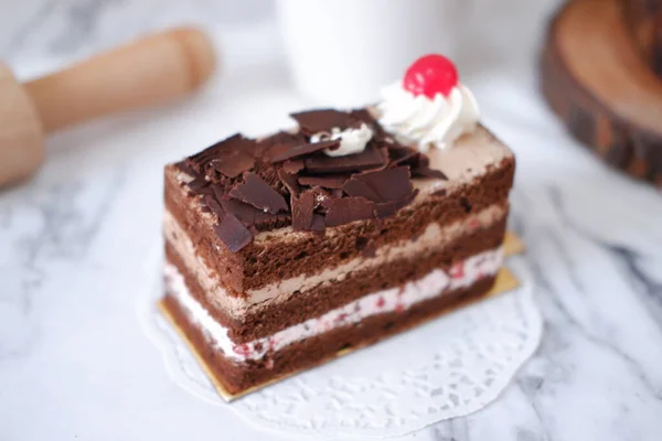 Шоколадный Торт Взбитыми Сливками Вишней Фоне Белого Мрамора — стоковое фото