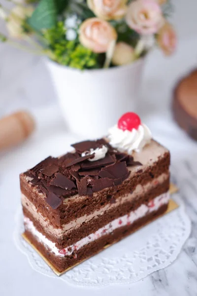 대리석 배경에 크림과 체리와 초콜릿 케이크 — 스톡 사진