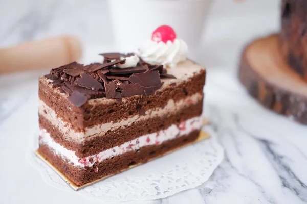 대리석 배경에 크림과 체리와 초콜릿 케이크 — 스톡 사진