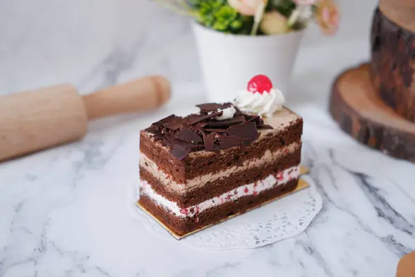 Csokoládé Torta Tejszínhabbal Cseresznye Fehér Márvány Háttér — Stock Fotó