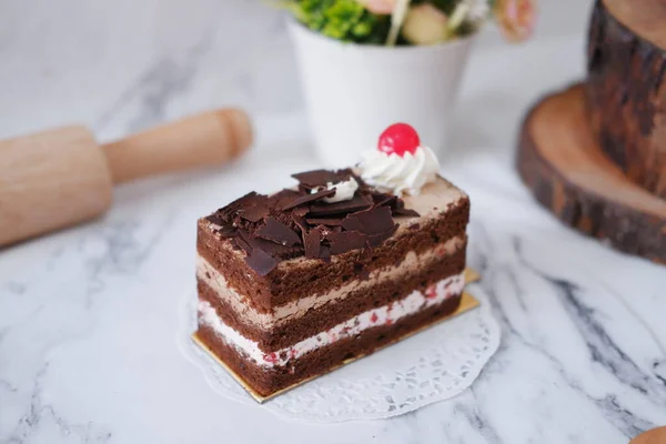 Шоколадный Торт Взбитыми Сливками Вишней Фоне Белого Мрамора — стоковое фото