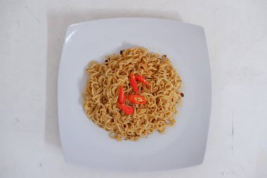 Beyaz arka planda kırmızı biberli şehriye..