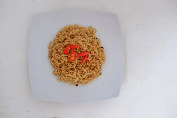 Instant Noodle Chili White Plate White Background — Stock Photo, Image