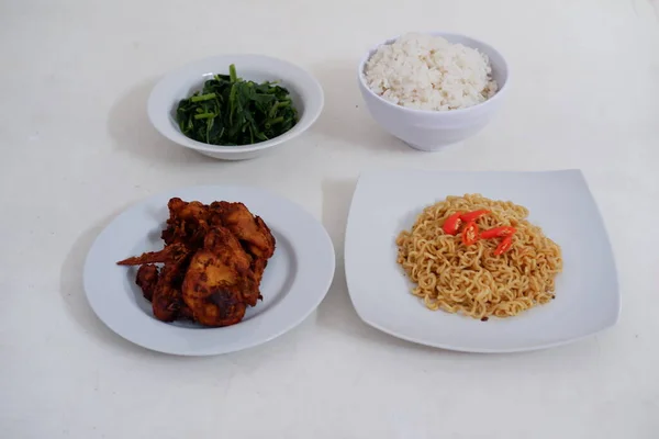 Mie Instan Dengan Ayam Goreng Dan Nasi Piring Putih Makanan — Stok Foto