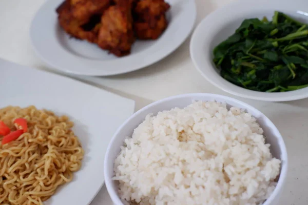 Mie Instan Dengan Ayam Goreng Dan Nasi Piring Putih Makanan — Stok Foto