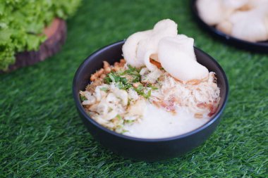 Pilav lapası, yeşil çimenli beyaz tabakta tavuk.