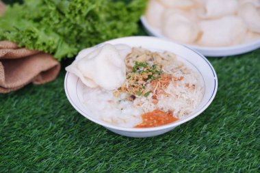 Tavuklu pirinç lapası, Endonezya usulü yemek.