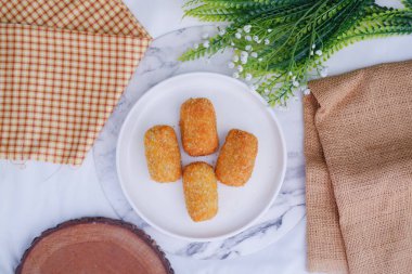 Beyaz tabakta kızarmış kroket. Seçici odak.