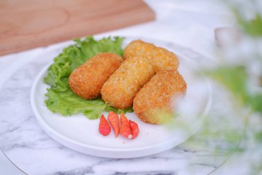 Beyaz tabakta kızarmış kroket. Seçici odak.