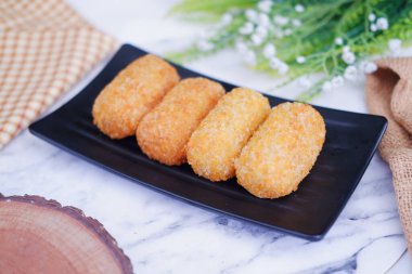 Siyah tabakta kızarmış kroket. Seçici odak.