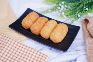 Siyah tabakta kızarmış kroket. Seçici odak.