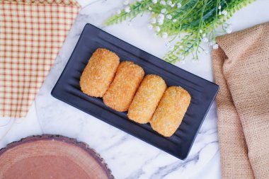 Siyah tabakta kızarmış kroket. Seçici odak.