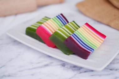 Kue Lapis ya da Rainbow katmanlı kek, pirinç unu ve hindistan cevizi sütünden yapılan geleneksel Endonezya tatlısı, katman katman pişmiş. Seçici odak.