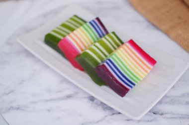 Kue Lapis ya da Rainbow katmanlı kek, pirinç unu ve hindistan cevizi sütünden yapılan geleneksel Endonezya tatlısı, katman katman pişmiş. Seçici odak.