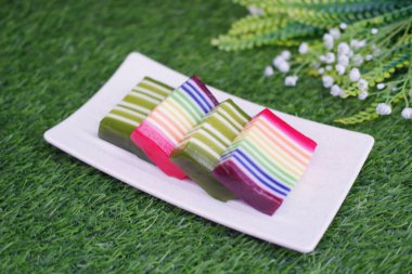 Kue Lapis ya da Rainbow katmanlı kek, pirinç unu ve hindistan cevizi sütünden yapılan geleneksel Endonezya tatlısı, katman katman pişmiş. Seçici odak.