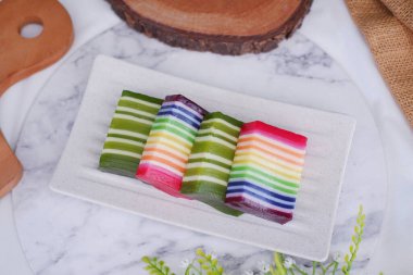 Kue Lapis ya da Rainbow katmanlı kek, pirinç unu ve hindistan cevizi sütünden yapılan geleneksel Endonezya tatlısı, katman katman pişmiş. Seçici odak.