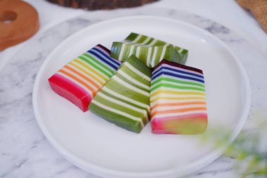 Kue Lapis ya da Rainbow katmanlı kek, pirinç unu ve hindistan cevizi sütünden yapılan geleneksel Endonezya tatlısı, katman katman pişmiş. Seçici odak.