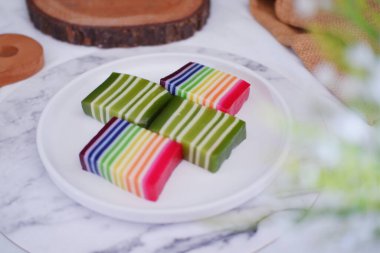 Kue Lapis ya da Rainbow katmanlı kek, pirinç unu ve hindistan cevizi sütünden yapılan geleneksel Endonezya tatlısı, katman katman pişmiş. Seçici odak.